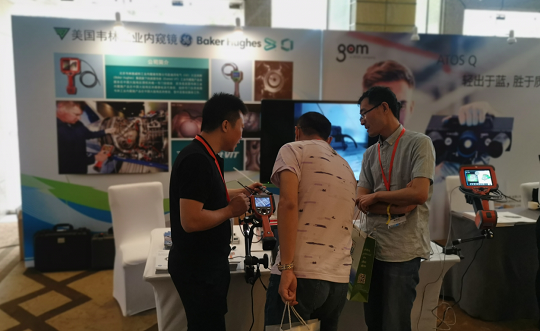 北京韋林意威特工業(yè)內(nèi)窺鏡有限公司的技術(shù)人員，正在為與會者介紹韋林工業(yè)內(nèi)窺鏡在汽車檢測方面的應(yīng)用